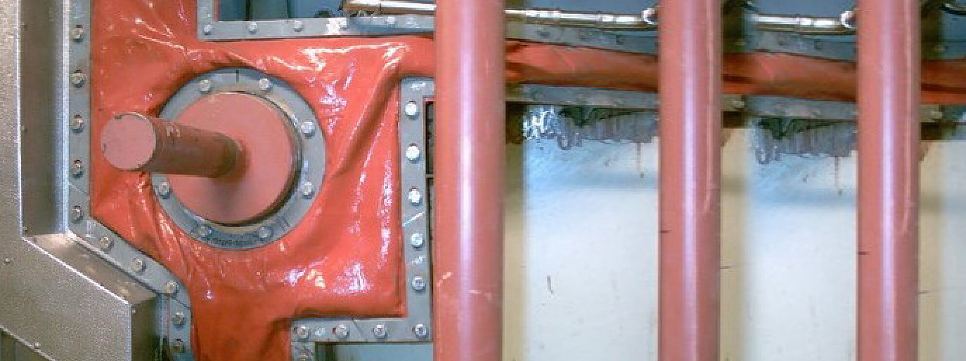 Frenzelit Weichstoffkompensatoren als Kesselabdichtung eingebaut:Sammelrollerdurchtritt am Boiler